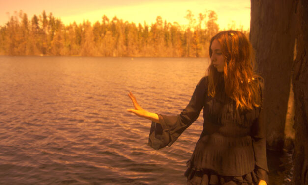 El arte de mirar(se) a través del tiempo: Catalina Almendra presenta “Transparente”, su primer LP